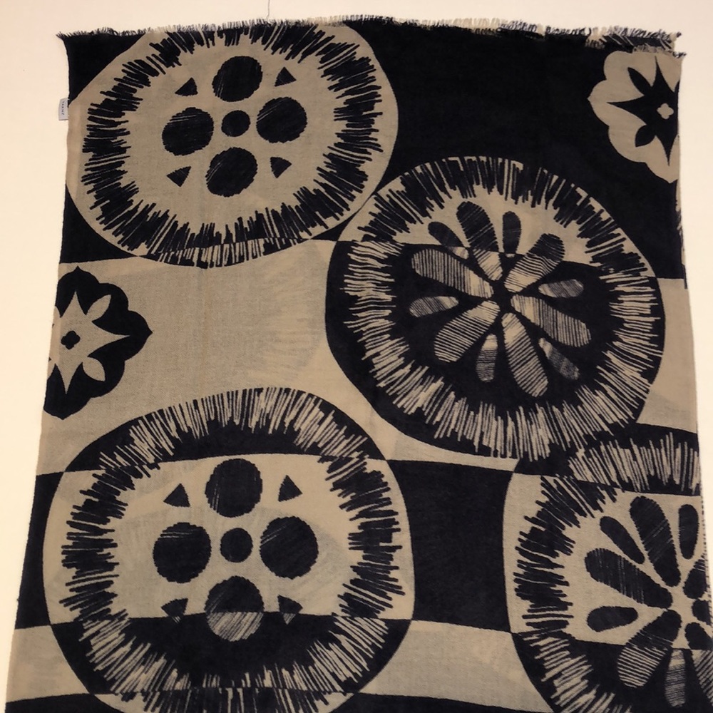 Yarnz scarf 28.5”x43” - Picture 9 of 11